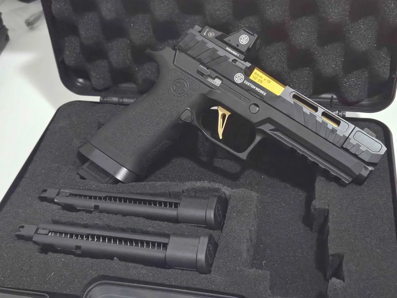 Imagen 1 de Custom Made P320  - Spectre Comp Boomarms + 3 mags totaal