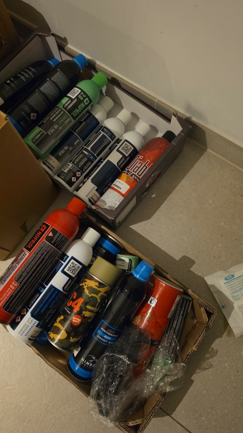 Image 1 pour Red gas, white gas, green gas