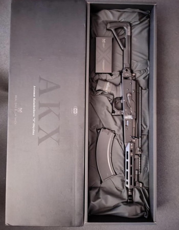 Image 4 for Gloednieuwe Tokyo Marui  AKX GBBR  + 3 mags + speedloader adaptor