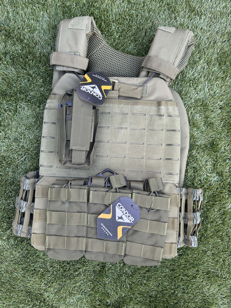 Afbeelding 1 van Plate Carrier Groen Nieuw met Condor Pouches en Foam Platen (nieuw)