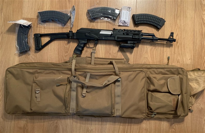 Afbeelding 1 van Nieuwe AK met upgrades, wapentas en 4 mags.
