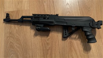Afbeelding 2 van Nieuwe AK met upgrades, wapentas en 4 mags.