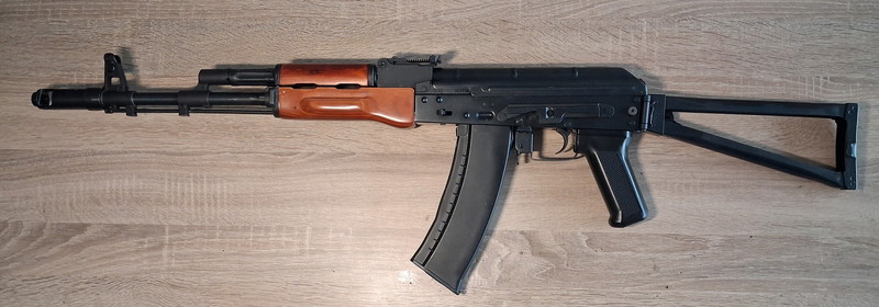 Bild 1 für E&L AKS74MN - Inclusief 5 magazijnen, houten behuizing en optics rail