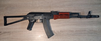 Bild 2 für E&L AKS74MN - Inclusief 5 magazijnen, houten behuizing en optics rail