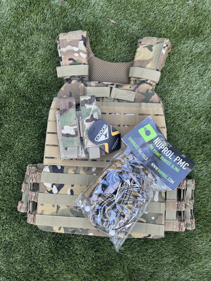 Imagen 1 de Te koop: Camo Plate Carrier met Dubbele Pistol Mag Pouch + Nuprol Sling + foam platen