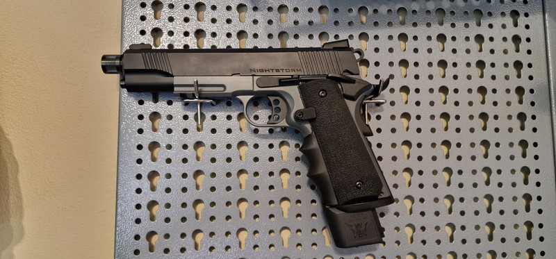 Image 1 for R32 Nightstorm van army armament.