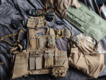 Afbeelding 2 van airsoft Set met vfc vr16 m4 aeg + invader gear kleding en vest