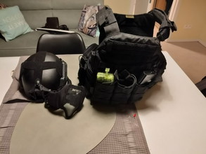Imagen para Plate carrier helm en facemask inbegrepen.