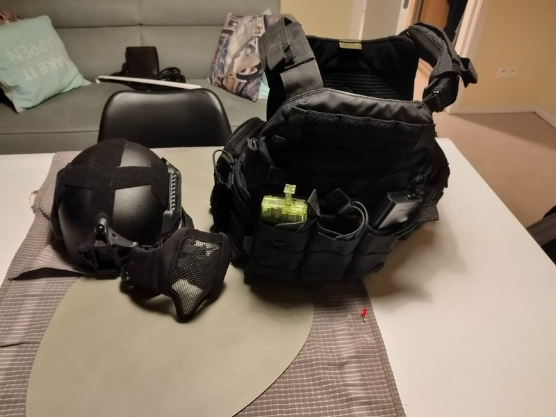 Bild 1 für Plate carrier helm en facemask inbegrepen.