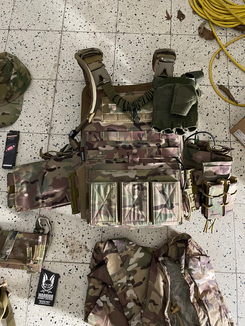 Image 1 for VERKOCHT: Plate Carrier & molle riem - met veel pouches - Multicam