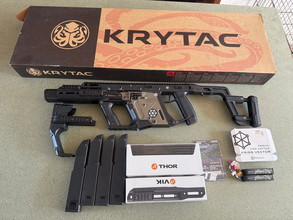 Imagen para Krytac kriss vector  Speed trigger 3 mags 95 rounds  perun mosfet Acetech Thor tracer  Acetech VIK handguard  L.A.S. Kriss Vector Strike Knuckle Guard & Advanced Grip  Kit Kriss Vector Krytac Strike Rail System Nitro.V