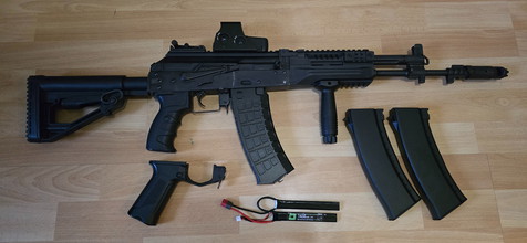 Bild für LCT AK-12 AEG (met batterij, 3 mags, holographic, en foregrip)