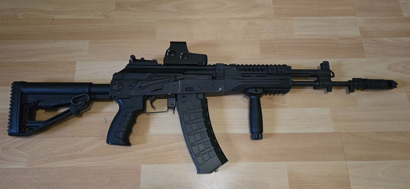 Imagen 1 de LCT AK-12 AEG (met batterij, 3 mags, holographic, en foregrip)