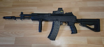 Imagen 3 de LCT AK-12 AEG (met batterij, 3 mags, holographic, en foregrip)