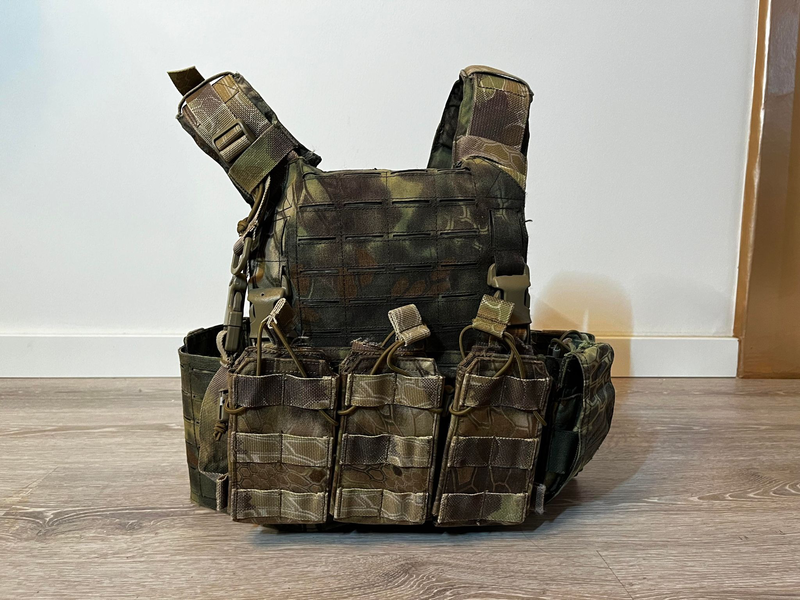 Afbeelding 1 van OPS Plate Carrier in Kryptek Mandrake met pouches en Dummy Plates