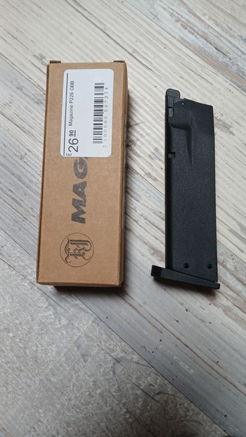 Image 4 for KJW KP01-E2 plus 3 co2 mag/ 2 gas mag