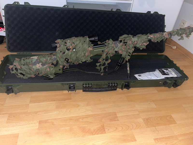 Image 1 for Well L96 sniper rifel + opbergkoffer , ghillie suit en andere accessoires