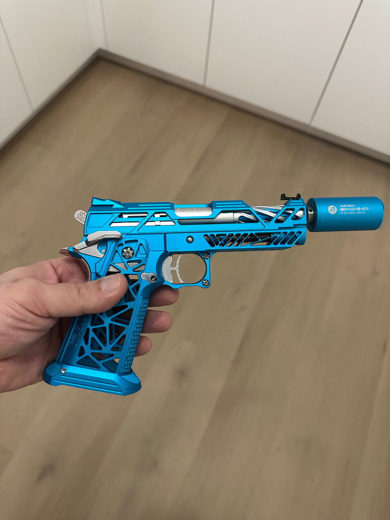 Afbeelding 1 van Custom Hicapa 4.3 - Dr Black Aqua Hi-Capa + AM Hi capa parts & AT tracer