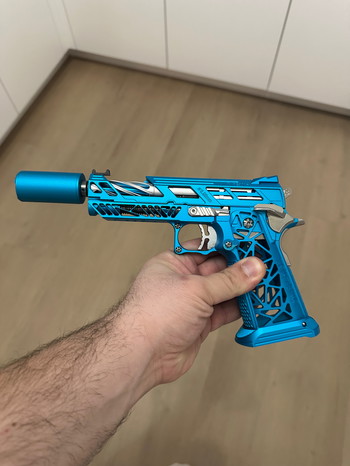Afbeelding 2 van Custom Hicapa 4.3 - Dr Black Aqua Hi-Capa + AM Hi capa parts & AT tracer
