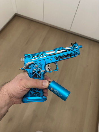 Afbeelding 3 van Custom Hicapa 4.3 - Dr Black Aqua Hi-Capa + AM Hi capa parts & AT tracer