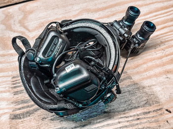Imagen 2 de Helmet, Dummy NVG & EARMOR set