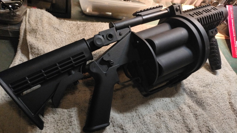 Bild 1 für ICS GLM grenade launcher in bijna MINT condition met 6 gloednieuwe shells nog in de folie