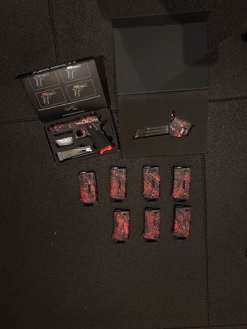 Imagen 2 de Red splattered SSP5 4.3 / Red splattered Alu Monk Adapter / Red splattered Mags