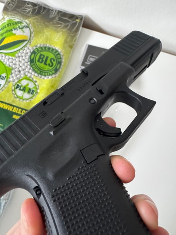 Bild 3 für Nieuw Glock 17 Gen5 mos CO2 Umarex + 2 magazijnen +BB's en CO2 patronen