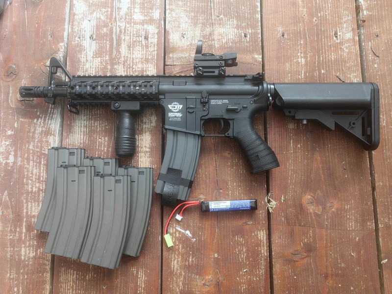 Afbeelding 1 van CM16 Raider (Mk18 Mod.0) with 6 magazines and 1 red dot