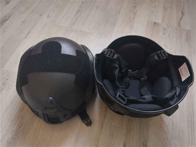 Image 1 pour 2 Helmen