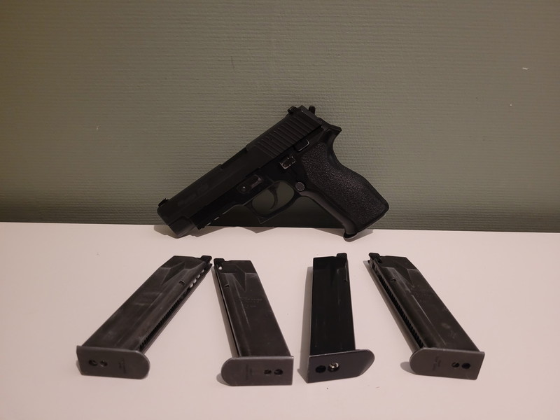 Image 1 for Tokyo Marui P226 met 5 mags, holster en 2 donor pistols