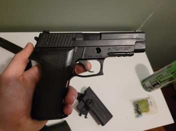 Image 3 for Tokyo Marui P226 met 5 mags, holster en 2 donor pistols