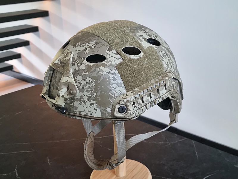 Afbeelding 1 van Zeer nette Airsoft FAST helmet | verstelbaar | camo