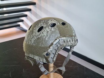 Afbeelding 2 van Zeer nette Airsoft FAST helmet | verstelbaar | camo