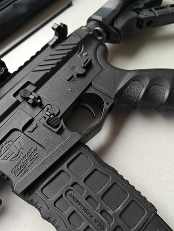 Imagen 3 de G&G CM16 M4/M16 SRL AEG with SWISS ARMS RECHARGEABLE REFLEX SIGHT + Bag + 2 x Batteries