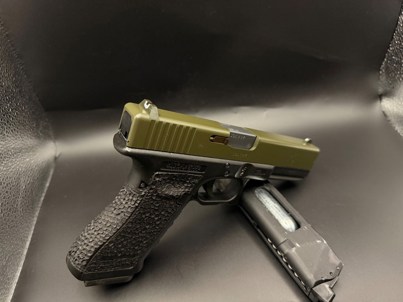 Afbeelding 1 van Cerakoted Glock 17 Gen 4 + custom stippling.