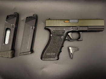 Afbeelding 2 van Cerakoted Glock 17 Gen 4 + custom stippling.
