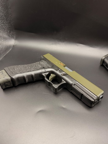 Afbeelding 3 van Cerakoted Glock 17 Gen 4 + custom stippling.