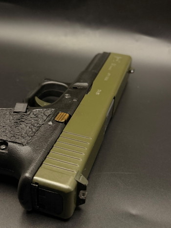Afbeelding 4 van Cerakoted Glock 17 Gen 4 + custom stippling.