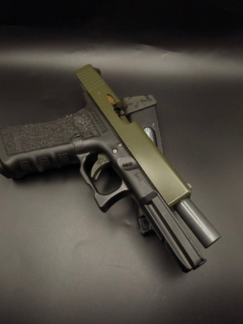 Afbeelding 5 van Cerakoted Glock 17 Gen 4 + custom stippling.