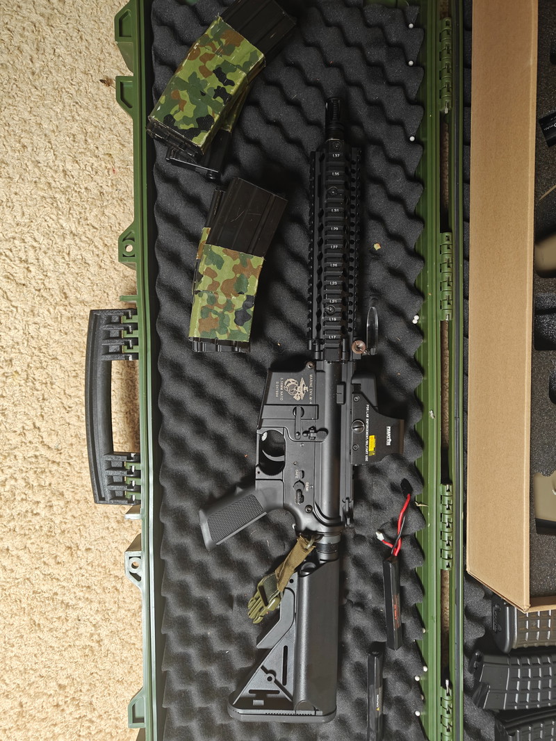 Afbeelding 1 van Airsoftset te koop - M4, AUG inclusief magazijnen, wapenkoffer en accesoires