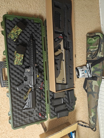 Afbeelding 2 van Airsoftset te koop - M4, AUG inclusief magazijnen, wapenkoffer en accesoires
