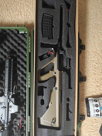 Afbeelding 3 van Airsoftset te koop - M4, AUG inclusief magazijnen, wapenkoffer en accesoires