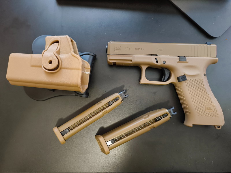 Image 1 for Glock 19X gen 5+ 2 mags & holster