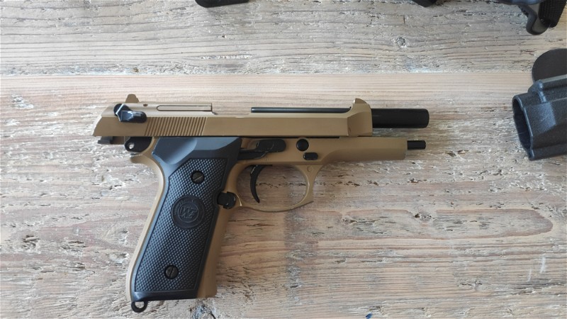 Image 1 for WE M901 Beretta Navy Tan. 2 holsters, 2 lekvrije mags.