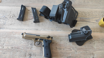 Afbeelding 4 van WE M901 Beretta Navy Tan. 2 holsters, 2 lekvrije mags.