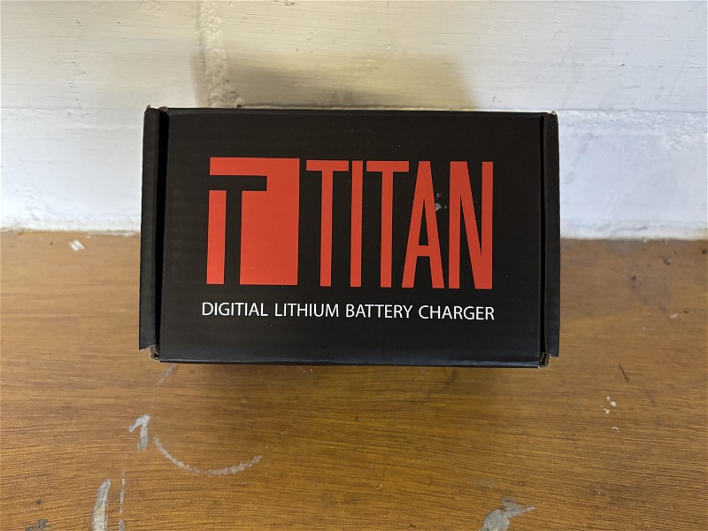 Afbeelding 1 van Titan Digital Charger - EU Plug