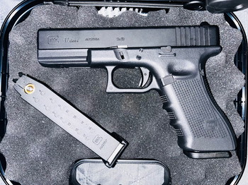 Imagen 3 de Umarex VFC Glock 17 Gen 4 plus S&W Model 629 Classic CO₂ Nieuwstaat en Extras