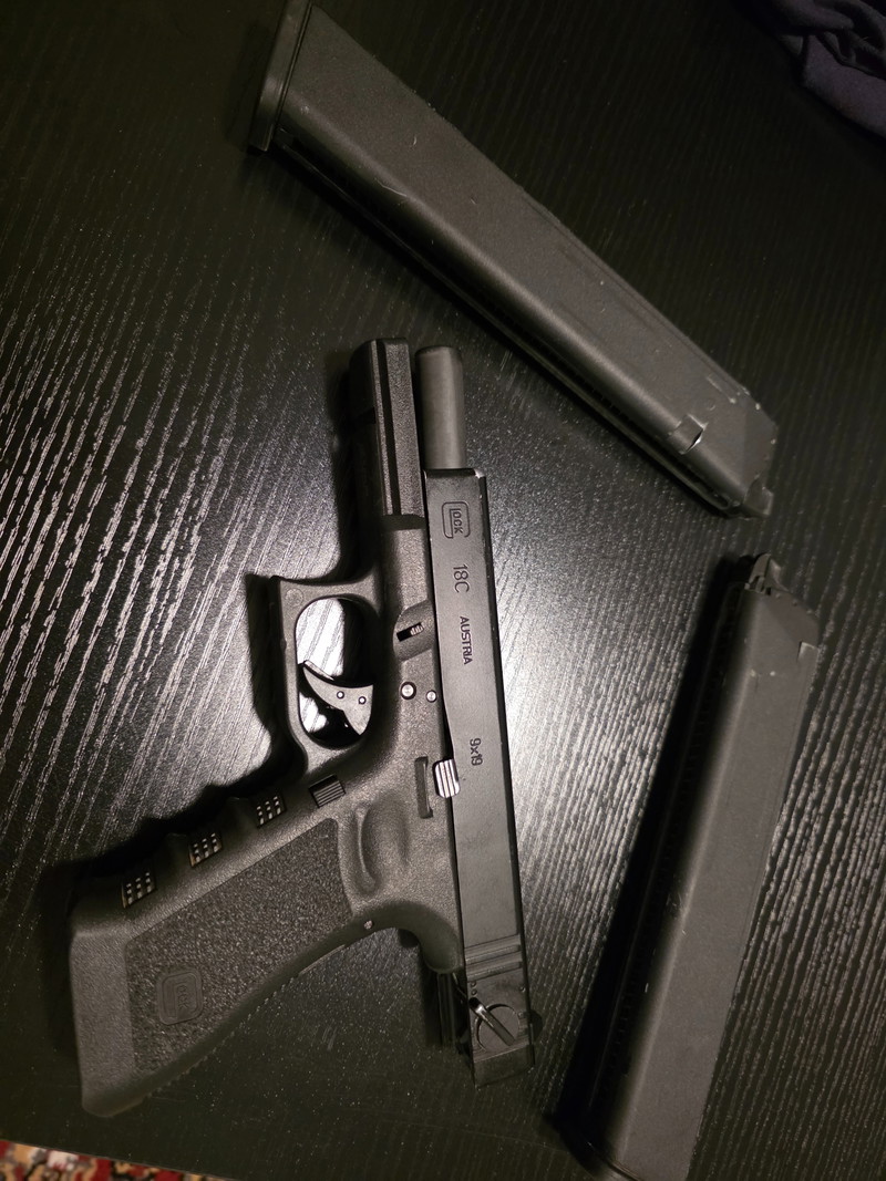 Image 1 pour Glock 18c with extra mag