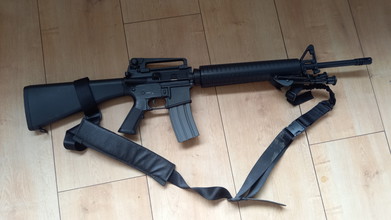 Image pour M16 A2 Replica met 2 magazijnen, statiefje, extra accu, lader en draagtas (erg compleet)